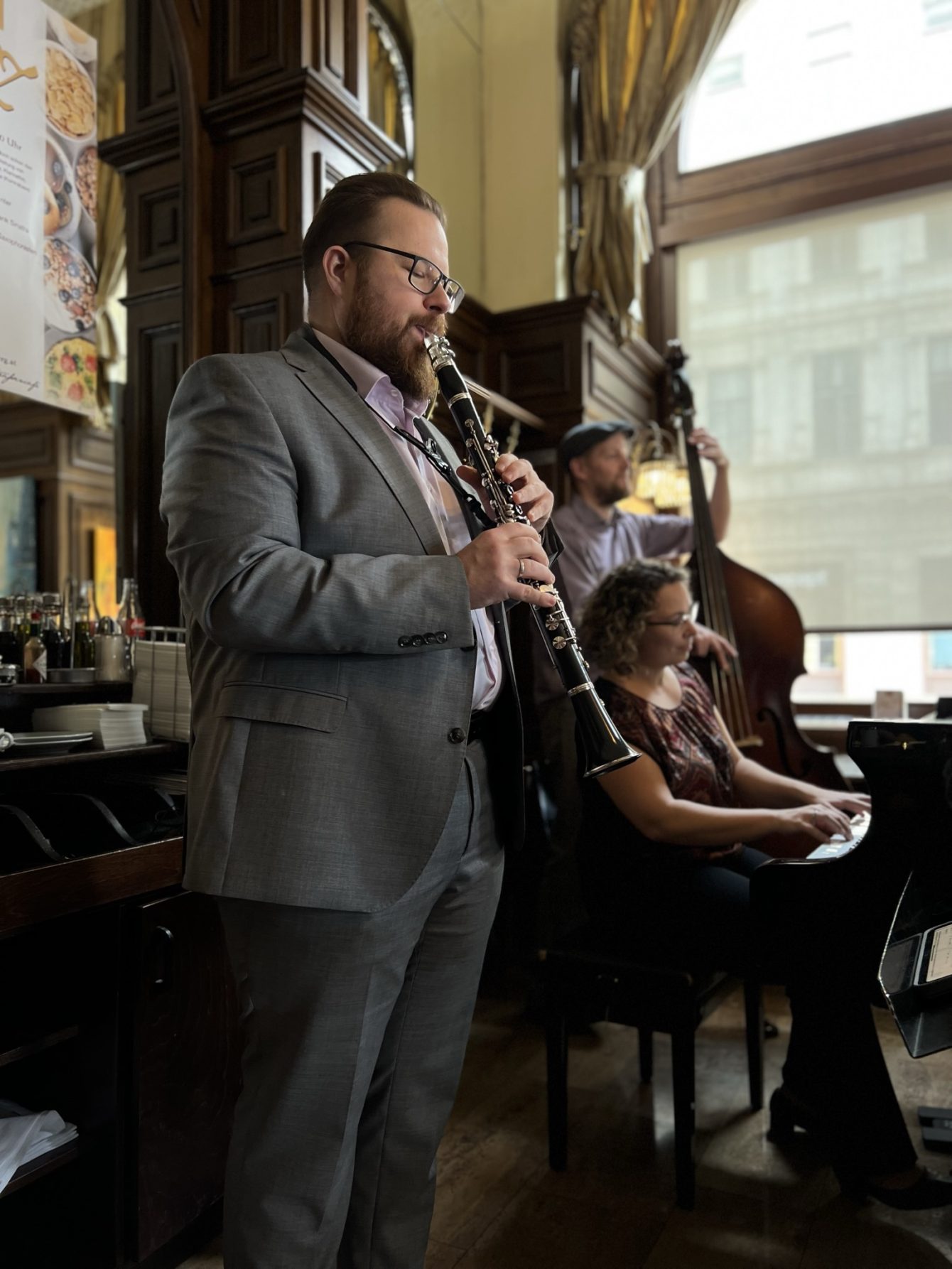 Jazz Trio mit Klarinettist, Pianistin und Kontrabassist im Café Schwarzenberg.