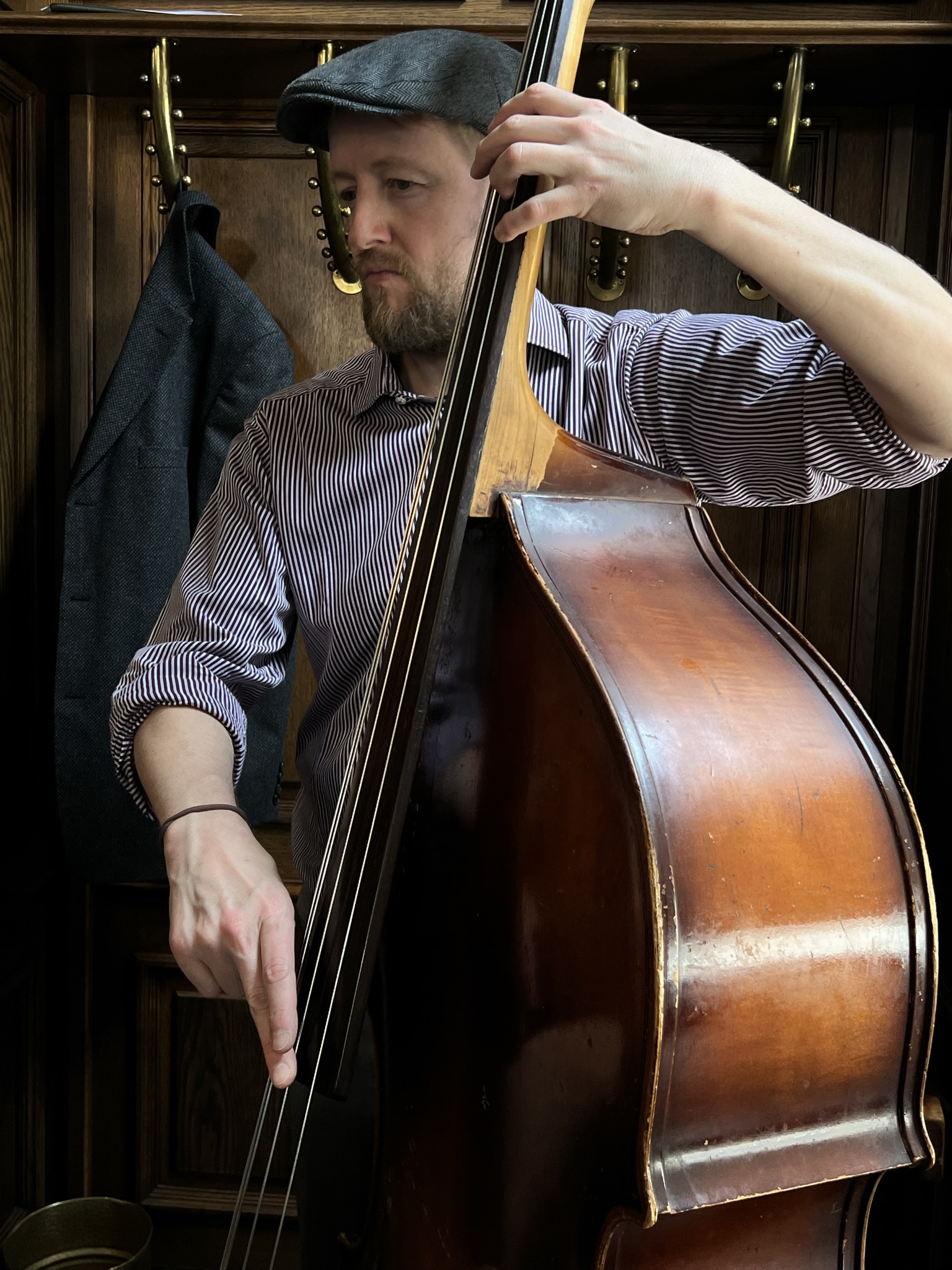 Kontrabassist im Café Schwarzenberg