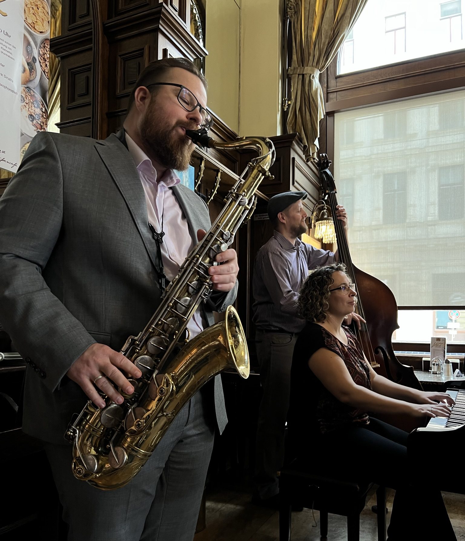 Jazz Trio mit Saxophonist, Pianistin und Kontrabassist im Café Schwarzenberg.