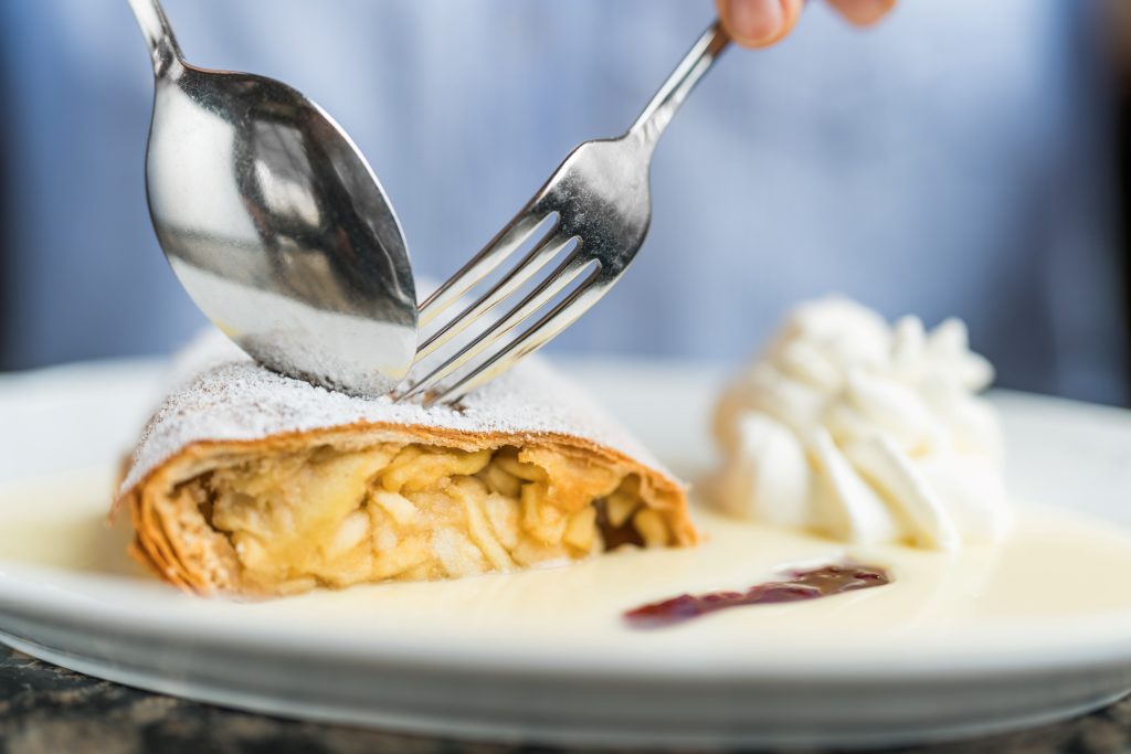 Café Schwarzenberg warmer Apfelstrudel mit Vanillesoße und Besteck