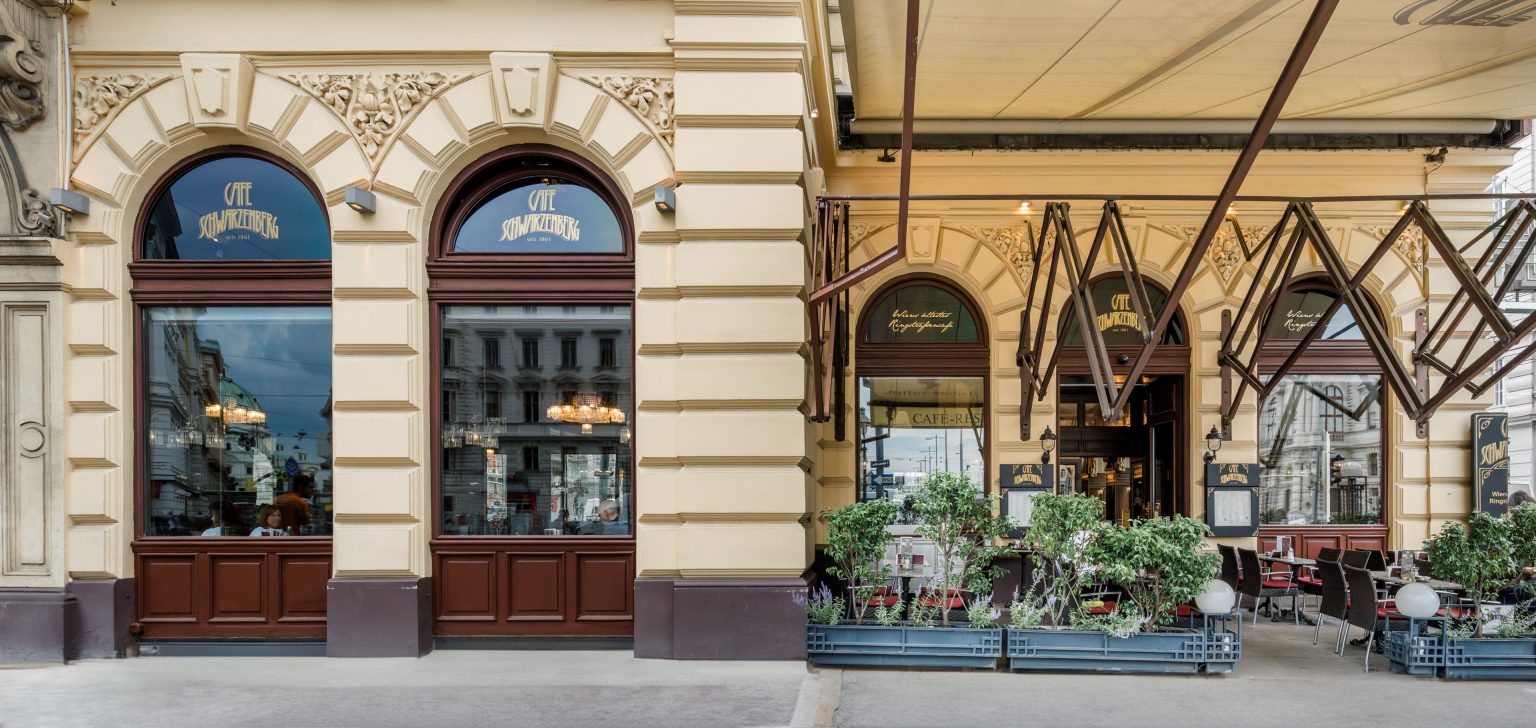 Café Schwarzenberg Außenansicht mit Schanigarten