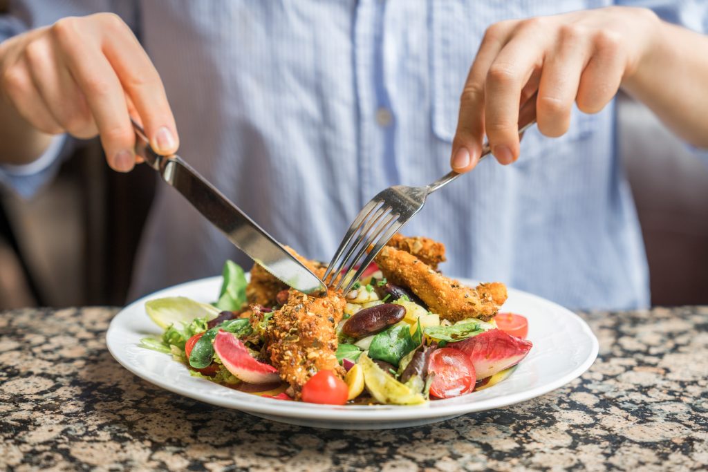 Café Schwarzenberg Backhendelsalat mit Besteck