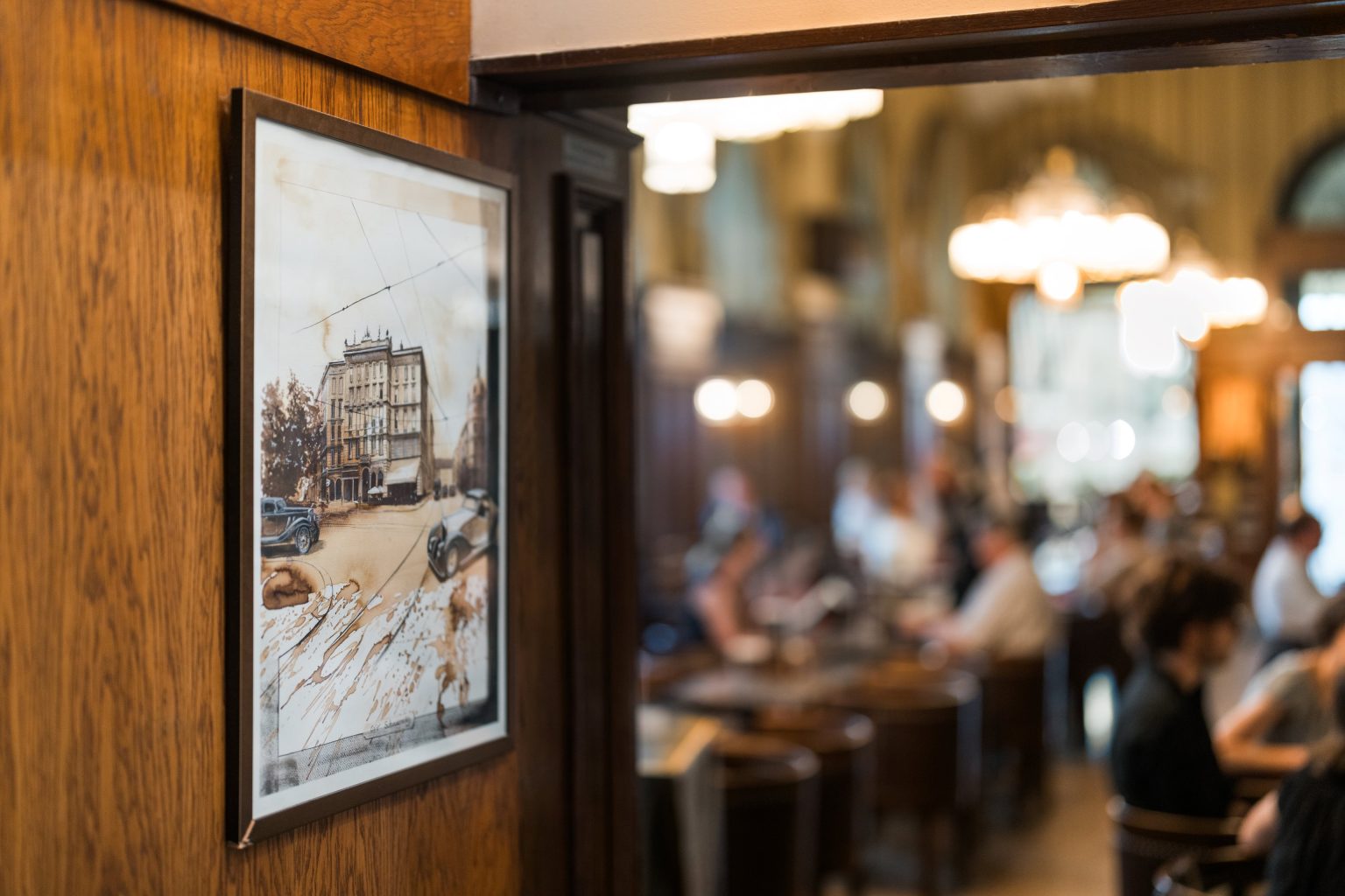Café Schwarzenberg altes Bild an Wand mit Blick in den Innenraum