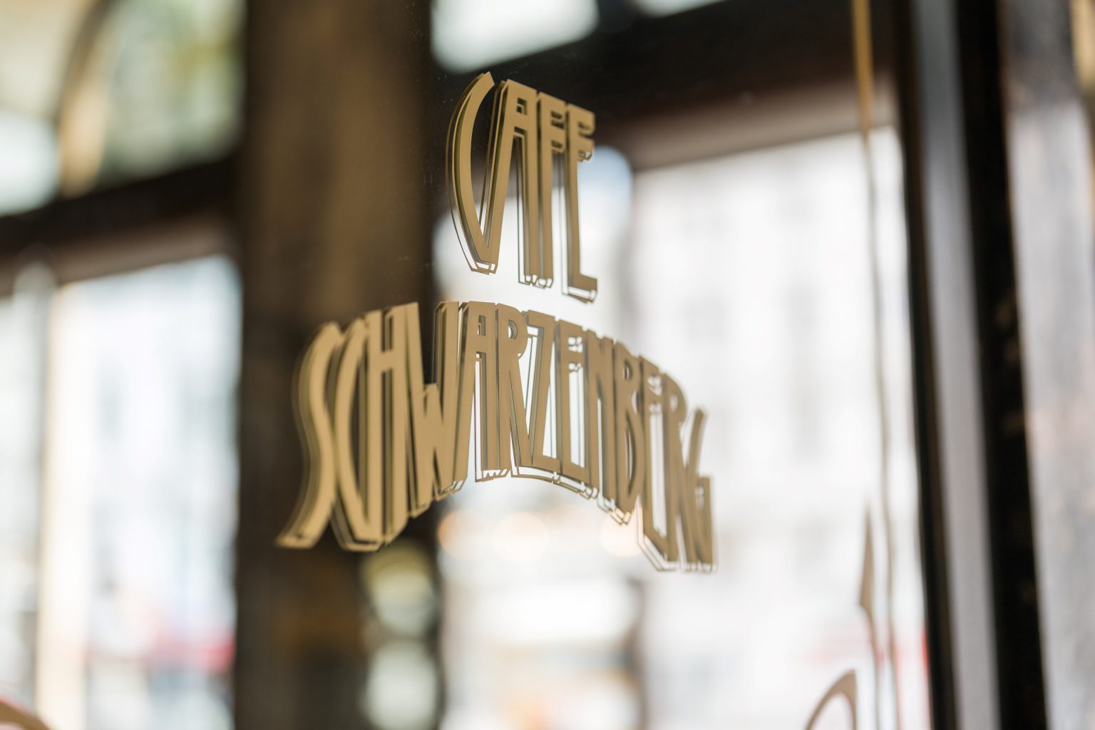 Café Schwarzenberg Logo im Spiegel