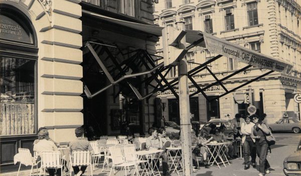 Außenansicht des Café Schwarzenberg mit Schanigarten nach der Renovierung in den frühen 1980ern.